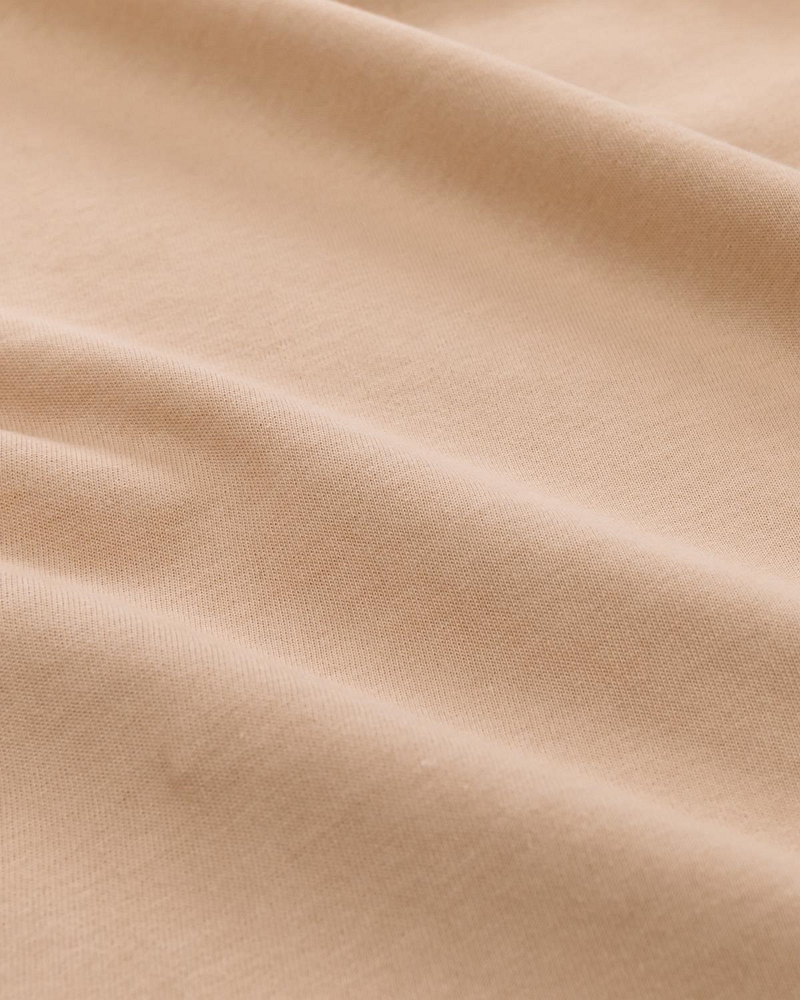 厚磅棉Tee的領口布料選用彈性纖維，不易變形，且肩線前傾設計可提升領口的舒適性